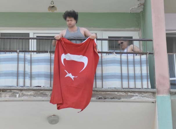 HDP'lilere tepki gösterdi, saçından tutulup içeriye çekildi! - Resim: 3