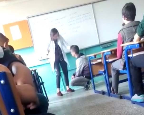 Samsun'u sallayan görüntü! Kadın öğretmen öğrenciyi çöktürüp... - Resim: 1