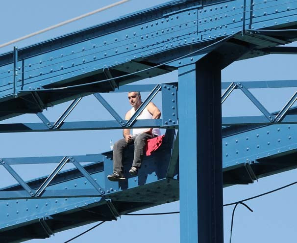 İntihar manzaralı düğün fotoğrafı - Resim: 1