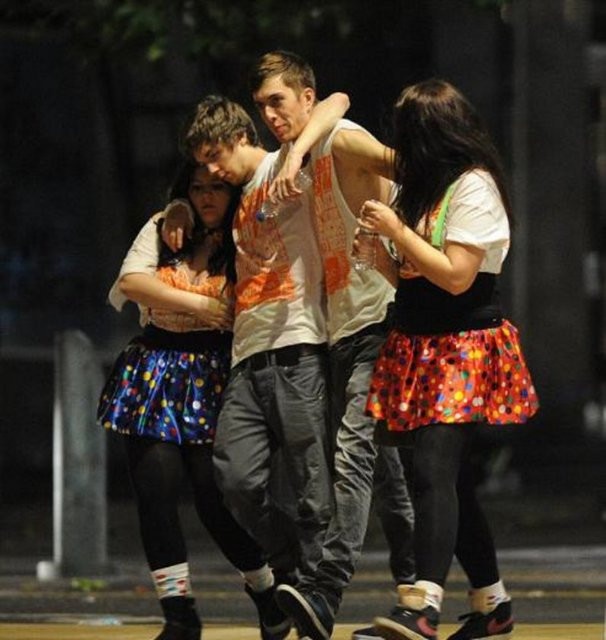 Gençler alkolün dozunu fazla kaçırdı - Resim: 4