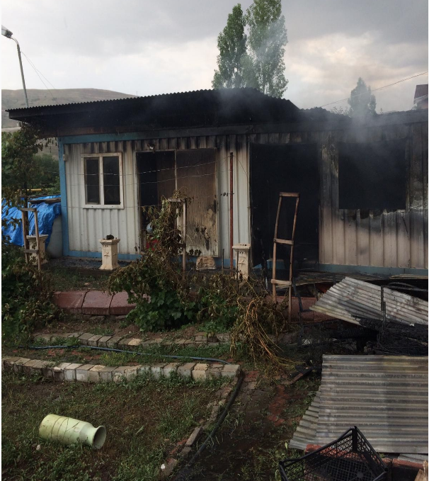 Jandarma inceleme başlattı Sivas'a düşen yıldırım evi resmen küle çevirdi - Resim: 3