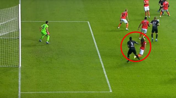 Yeni Malatyaspor maçında Mario Balotelli'den olay hareket - Resim: 0