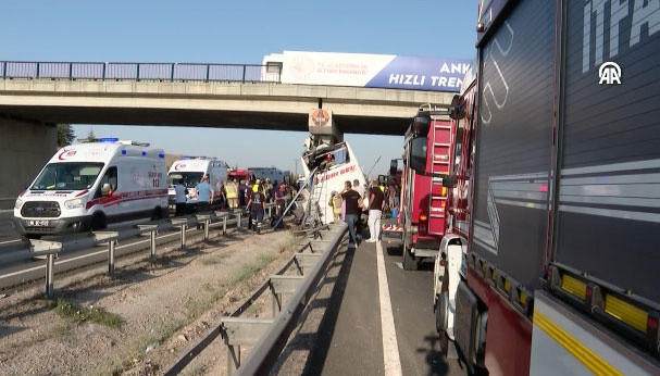 Ankara'da yolcu otobüsü köprü ayağına çarptı: 9 ölü - Resim: 1
