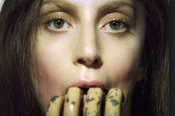 Lady Gaga poposunu gösterdi - Resim: 1