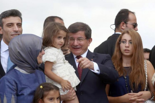 Ahmet Davutoğlu'nun çocuk sevmesi sosyal medyanın dilinde - Resim: 1