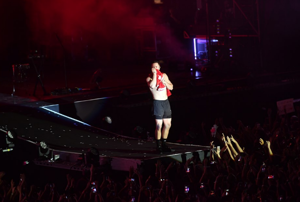 ABD'li Imagine Dragons grubu olay oldu! Türk bayrağını öpüp diz çöktü - Resim: 1