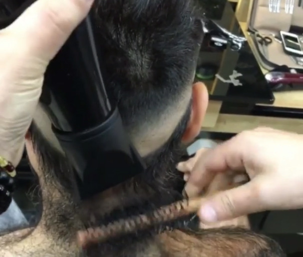 Genç adamın hali çok fena kazağının markası ne? - Resim: 2