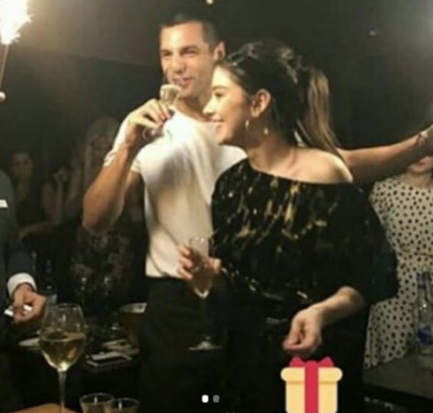 Sürpriz partide romantik anlar! Öperek teşekkür etti - Resim: 1