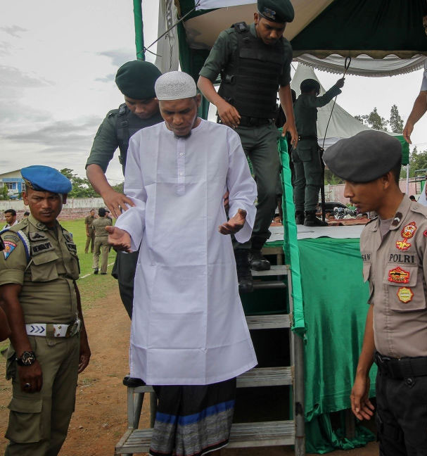Cinsel istismara 5 yıl hapis ve 100 kırbaç cezası 5'inci kırbaçtan sonra... - Resim: 4