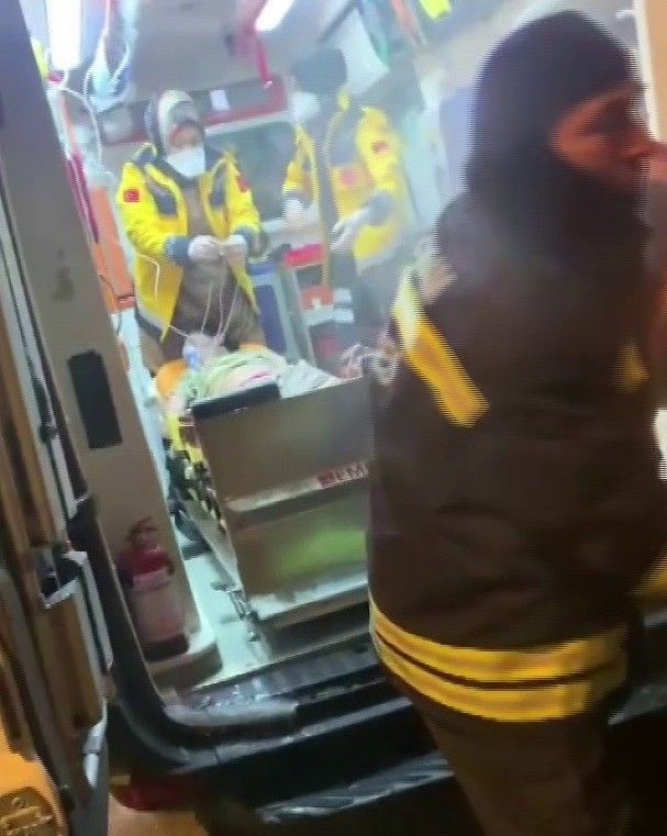 Erzurum'da Afgan aileyi alevlerin içinden kurtardı! Olay yerinde kalp krizi geçirdi: Sabah işe başlarken - Resim: 1