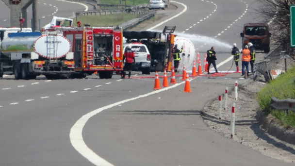 LPG tankeri devrildi, TEM otoyolu kapandı - Resim: 0