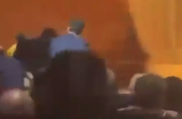 Ali Koç konuşma yaparken dengesini kaybetti yere düştü, o anlar korkuttu! - Resim: 3