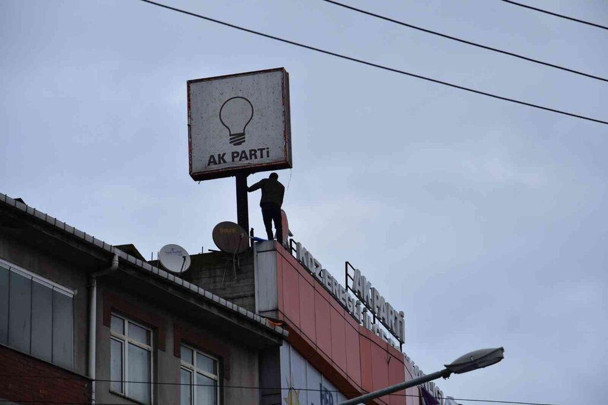 AK Parti ilçe binasının çatısına çıkıp Cumhurbaşkanı'na hakaret etti - Resim: 0