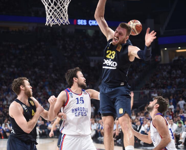 Anadolu Efes Fenerbahçe Beko maçında Ergin Ataman'ın olay görüntüsü - Resim: 1