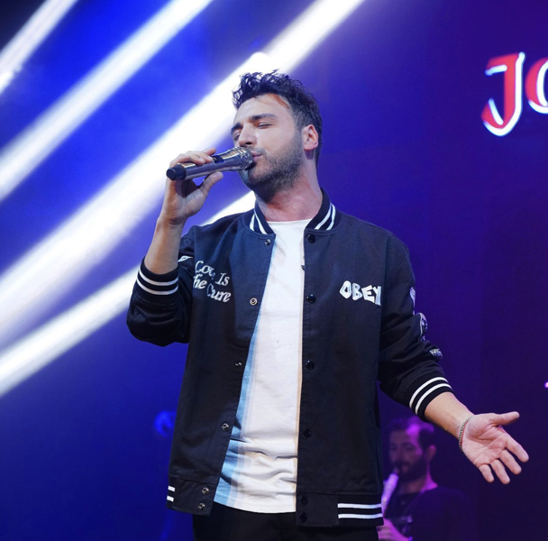 Ünlü popçu sahneden düştü, olanlar oldu! Hastaneye kaldırılan Emre Kaya'dan hayranlarını üzen haber - Resim: 0