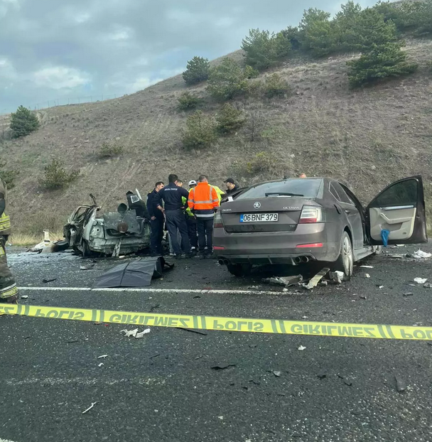 Ankara'da feci kaza: İki araç birbirine girdi, 5 kişi yaşamını yitirdi - Resim: 0
