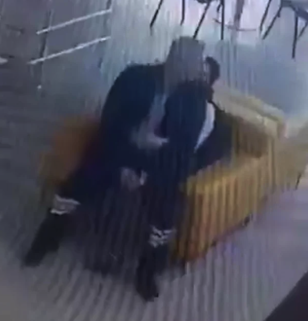 Devlet hastanesinde skandal görüntüler! Hastalar şifa beklerken bu rezalete şahit oldu - Resim: 0
