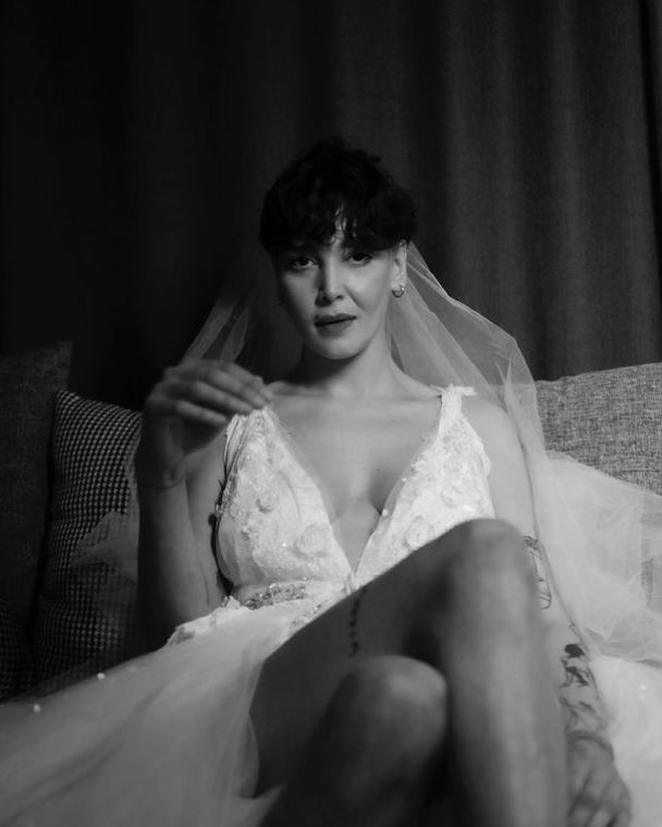 Senem Kuyucuoğlu'ndan kız arkadaşıyla dudak dudağa poz! - Resim: 4