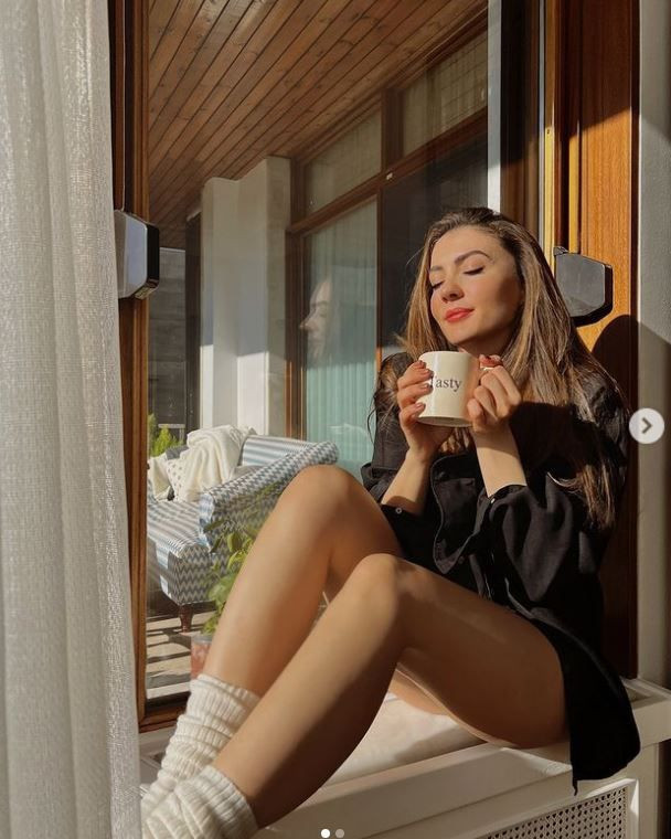 FOX Aşk Mantık İntikam'ın Esra'sı Burcu Özberk'ten soğuk havada sıcak poz son Instagram paylaşımı olay - Resim: 1