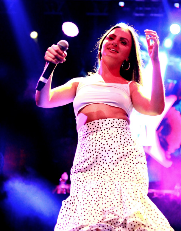 Türkiye'ye geldi sahneye sütyensiz çıktı! - Resim: 1