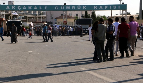 Sığınmacılar Türkiye'ye alınmaya başlandı - Resim: 1