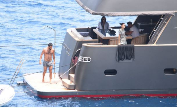 Arda Turan 3 milyon avroluk yatıyla tatilin keyfini çıkarıyor - Resim: 2