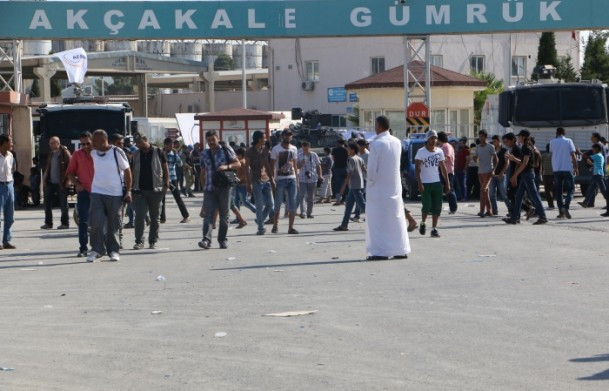 Sığınmacılar Türkiye'ye alınmaya başlandı - Resim: 4