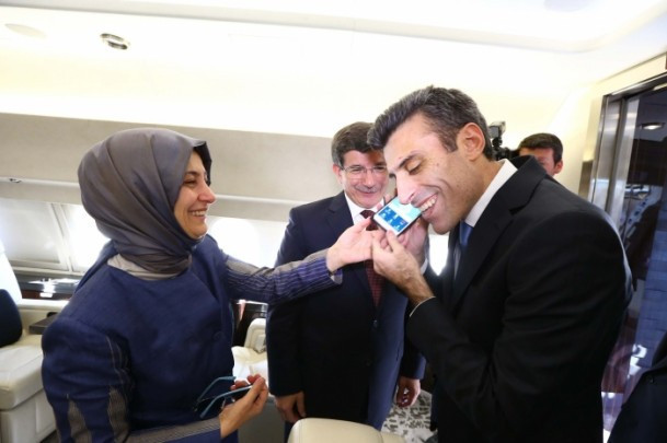 Davutoğlu başkonsolosu alnından öptü - Resim: 4