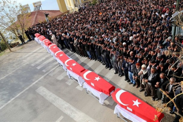Maden işçileri son yolculuklarına uğurlandı - Resim: 2