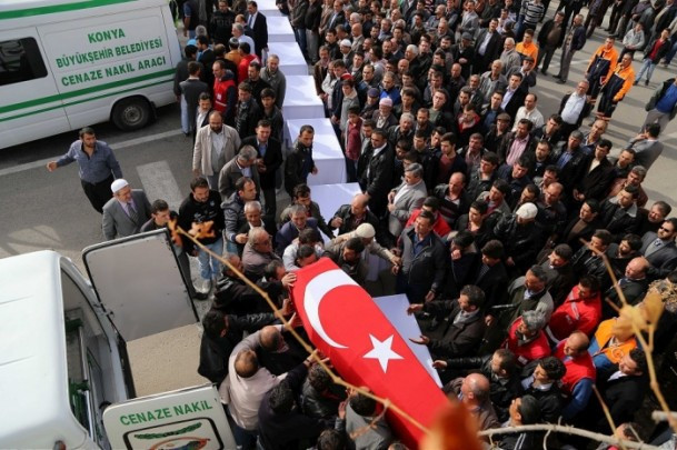 Maden işçileri son yolculuklarına uğurlandı - Resim: 3