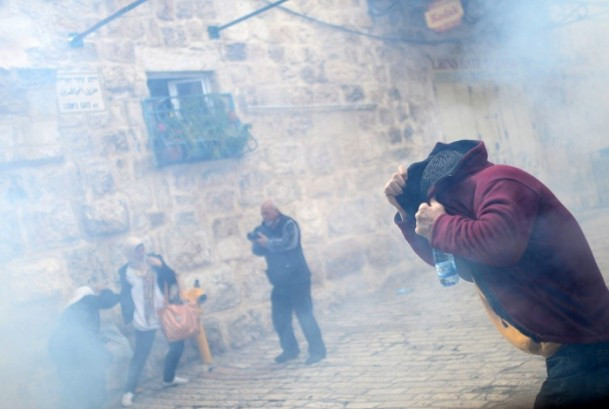 İsrail askerleri Mescid-i Aksa'yı bastı - Resim: 1