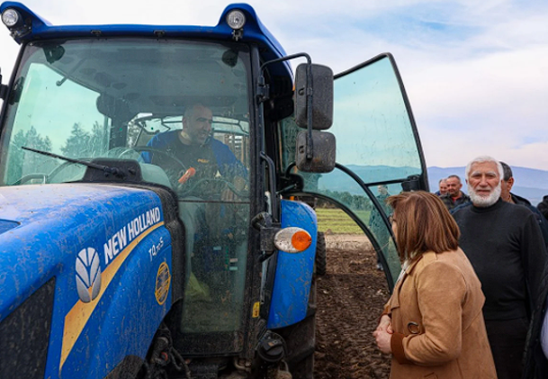 Fatma Şahin çiftçilerle karşılaştı: Traktöre binip hasada katıldı - Resim: 0
