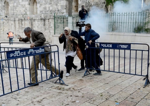 İsrail askerleri Mescid-i Aksa'yı bastı - Resim: 4