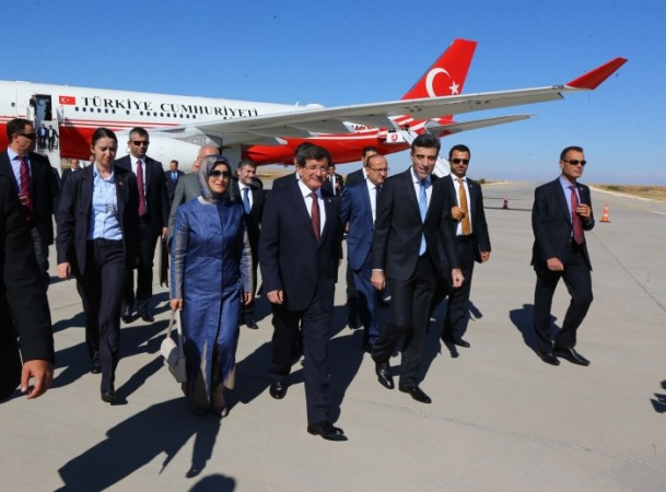 Davutoğlu başkonsolosu alnından öptü - Resim: 3