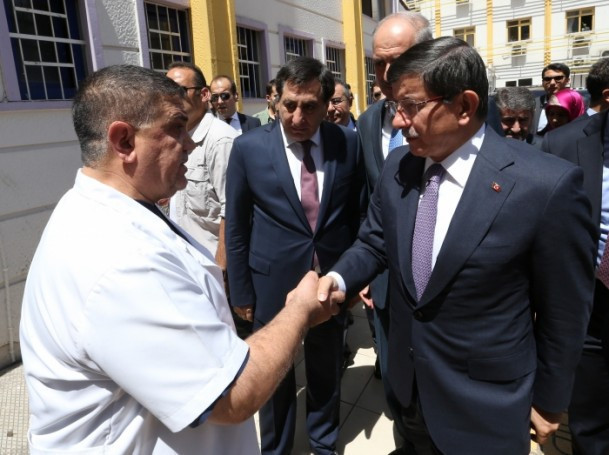 Başbakan Davutoğlu yaralıları ziyaret etti - Resim: 2