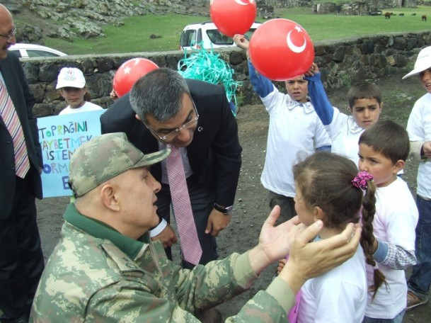 Çocukları ile birlikte saldırıya uğradı - Resim: 3