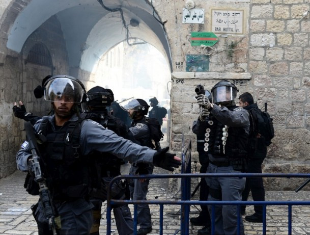 İsrail askerleri Mescid-i Aksa'yı bastı - Resim: 2