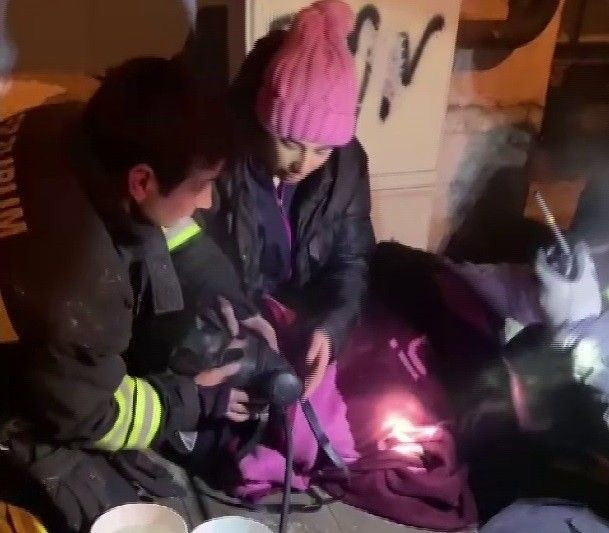 Erzurum'da Afgan aileyi alevlerin içinden kurtardı! Olay yerinde kalp krizi geçirdi: Sabah işe başlarken - Resim: 3