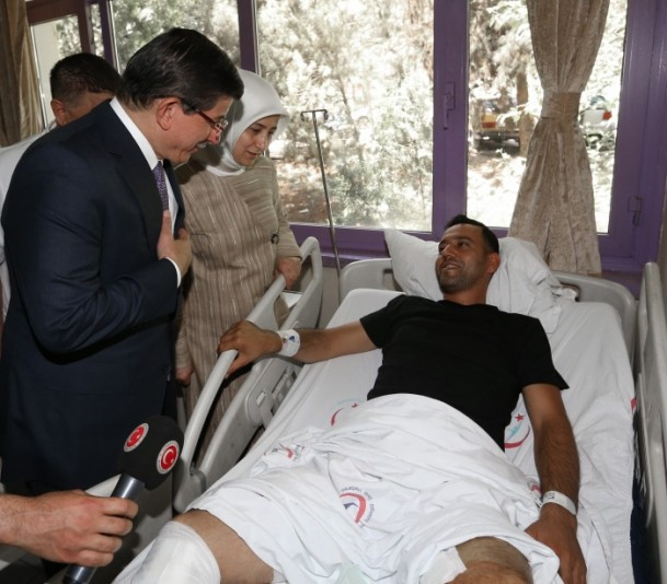Başbakan Davutoğlu yaralıları ziyaret etti - Resim: 4