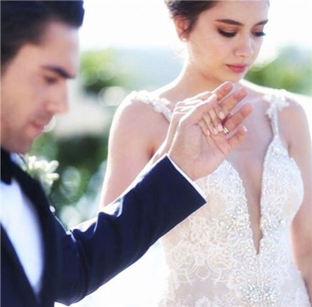 İlginç yılbaşı hediyesi Neslihan Atagül'e tam 100 adet.. - Resim: 2