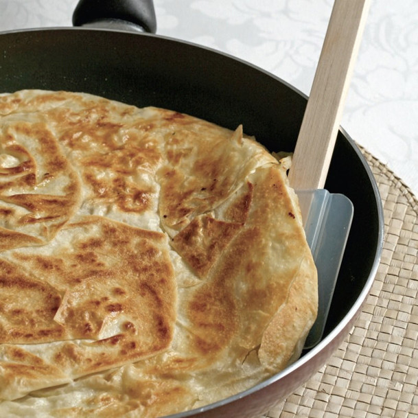 Komşunuzun aklını başından alacak 5 çayına hazır tavada börek tarifi - Resim: 2