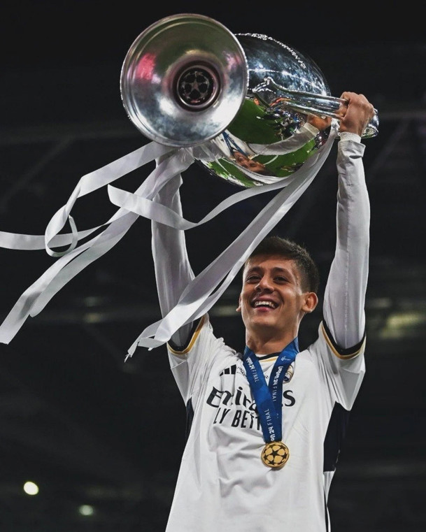 Arda Güler, Şampiyonlar Ligi kupasını kazanan ilk Türk futbolcu oldu - Resim: 0