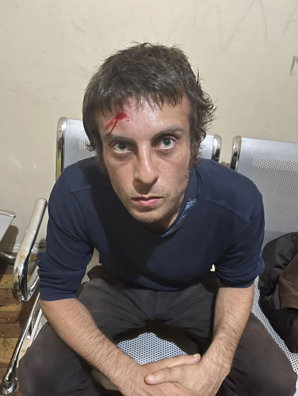 İstanbul'da polise bıçakla saldıran zanlı tutuklandı - Resim: 0