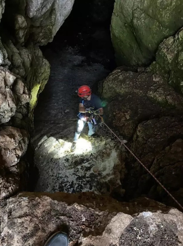 Buz mağarasında korkunç olay! Çukura düştü, cansız bedeni 80 metre derinde bulundu: Küçük çocuğun 'baba' feryadı yürekleri dağladı - Resim: 1
