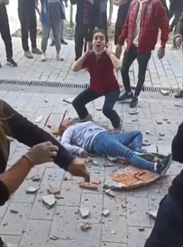 İstanbul'da feci ölüm! Başına beton parçası düştü, kanlar içinde yere yığıldı! Kız kardeşi olayı görünce... - Resim: 1