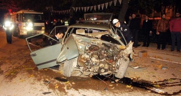 Ağaca çarpan otomobil ikiye ayrıldı - Resim: 1