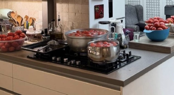 Oyuncu Seda Bakan kışlık hazırlığında! Domates konservesi yaptı - Resim: 5