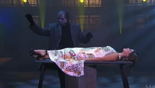 Kadını havada nasıl durduruyor? Maskeli sihirbaz bir sırrını daha açıkladı! - Resim: 2