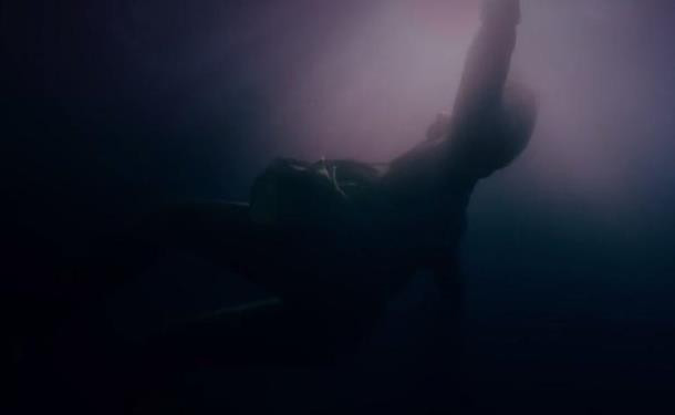 Ufak Tefek Cinayetler'de geceye damga vuran havuz sahnesinin arka planına bakın! - Resim: 3