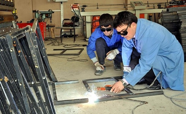 Çalışan liseliye bin TL maaş - Resim: 1